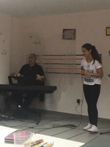 María E.: "Hace que las clases sean muy dinámicas y entiende cómo se sienten los alumnos cuando cometen errores o no saben cómo hacer algo. Sabe qué hacer y qué consejos dar en el momento adecuado. Es un gran profesor."